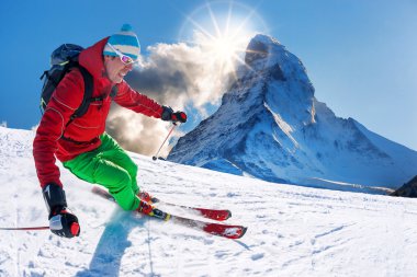 Matterhorn tepe İsviçre karşı yokuş aşağı kayak kayakçı