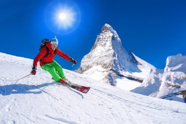 Matterhorn tepe İsviçre karşı yokuş aşağı kayak kayakçı