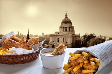 Balık ve cips karşı Londra'daki St. Paul Katedrali.