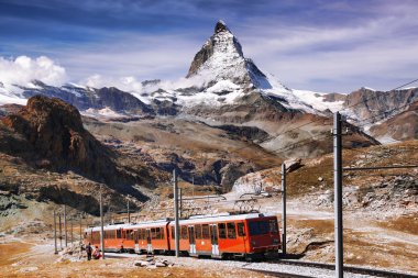Matterhorn tepe bir tren İsviçre Alpleri'nde, İsviçre
