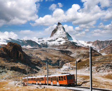 Matterhorn tepe bir tren İsviçre Alpleri'nde, İsviçre