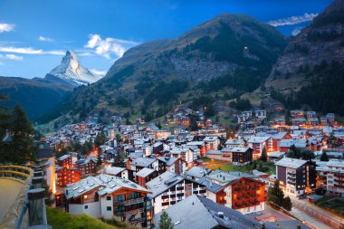 Zermatt köyü ile en yüksek Matterhorn İsviçre Alpleri'nde