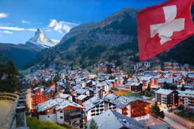 Zermatt köyü ile en yüksek Matterhorn İsviçre Alpleri'nde