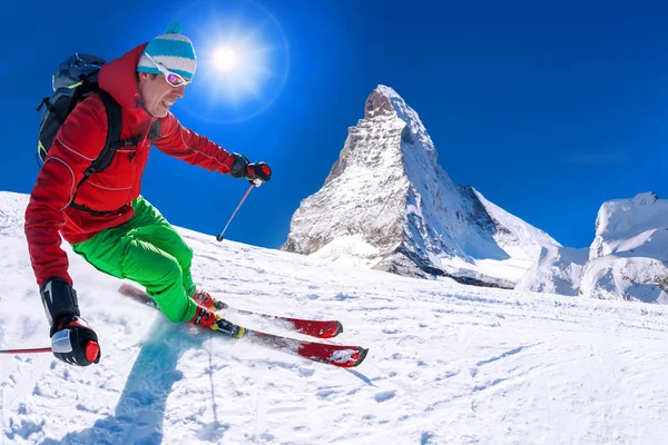 Matterhorn tepe İsviçre karşı yokuş aşağı kayak kayakçı — Stok fotoğraf