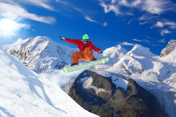 Snowboarder skacze na błękitne niebo — Zdjęcie stockowe