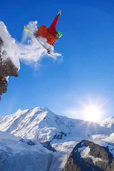 Сноубордист прыгнул на голубом небе — стоковое фото
