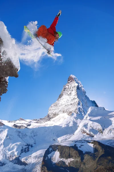 Snowboardzista skoki wobec szczyt Matterhorn w Szwajcarii — Zdjęcie stockowe