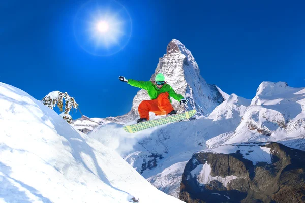 Snowboardzista skoki wobec szczyt Matterhorn w Szwajcarii — Zdjęcie stockowe