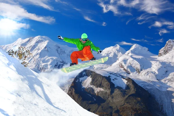 Snowboarder saltando contra o céu azul — Fotografia de Stock