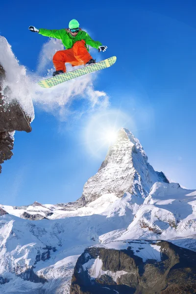 Matterhorn tepe İsviçre karşı atlama snowboarder — Stok fotoğraf