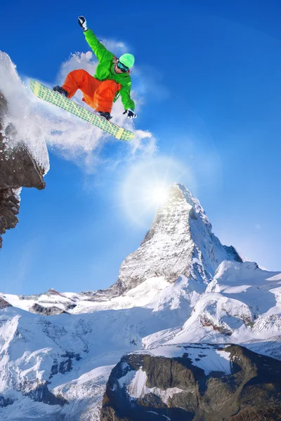 Сноубордист прыгает против пика Маттерхорн в Швейцарии — стоковое фото
