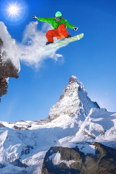 Snowboarder springen tegen piek van de Matterhorn in Zwitserland — Stockfoto