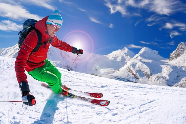 Skidåkare skidåkning neråt mot Matterhorns topp i Schweiz — Stockfoto