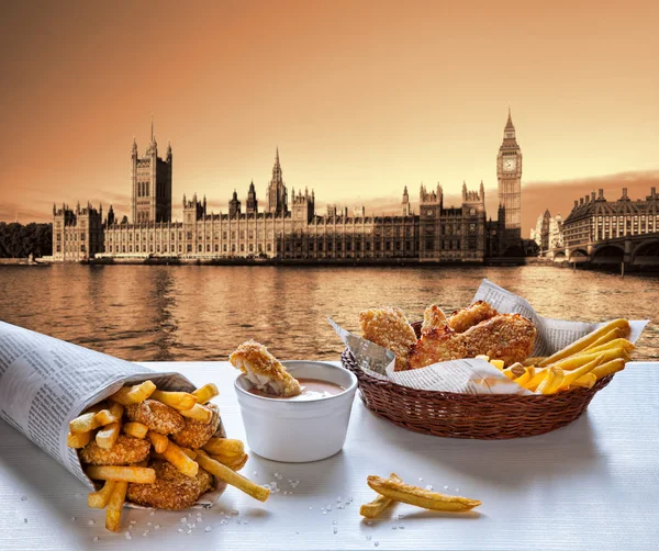 Fish and Chips tegen de Big Ben in Londen, Engeland — Stockfoto