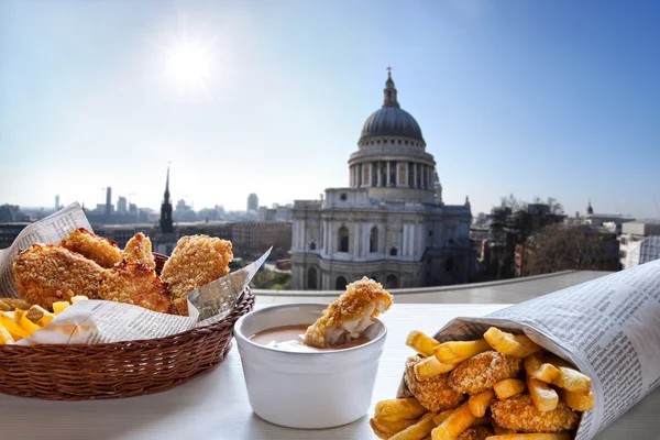 Balık ve cips karşı Londra'daki St. Paul Katedrali. — Stok fotoğraf