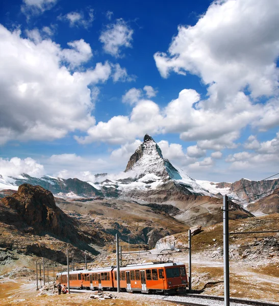 Matterhorn pico com um trem em Alpes suíços, Suíça — Fotografia de Stock