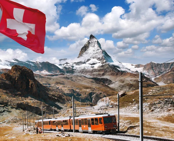 Pico Matterhorn con un tren en los Alpes suizos, Suiza — Foto de Stock