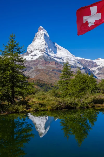 Matterhorn refleksji w Grindjisee w Alpach Szwajcarskich, Szwajcaria — Zdjęcie stockowe