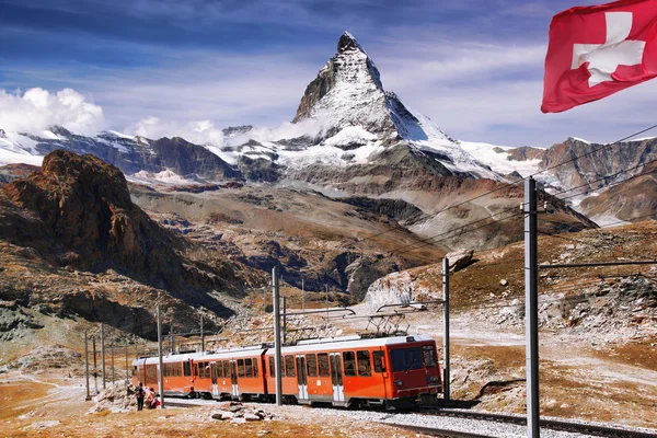 Пик Маттерхорн с поездом в швейцарских Альпах, Швейцария — стоковое фото