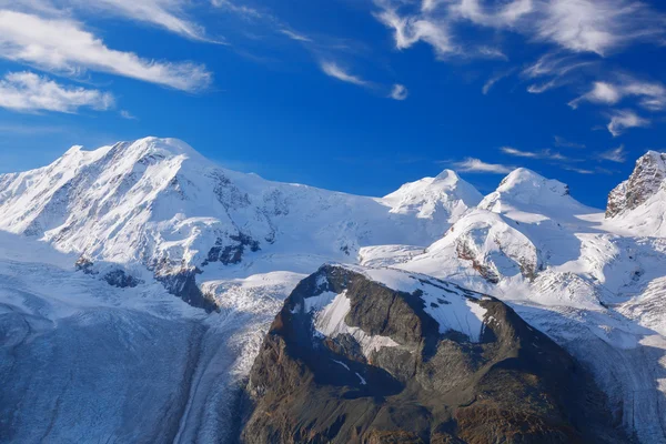 Ελβετικές Άλπεις με παγετώνες κατά μπλε ουρανό — Φωτογραφία Αρχείου