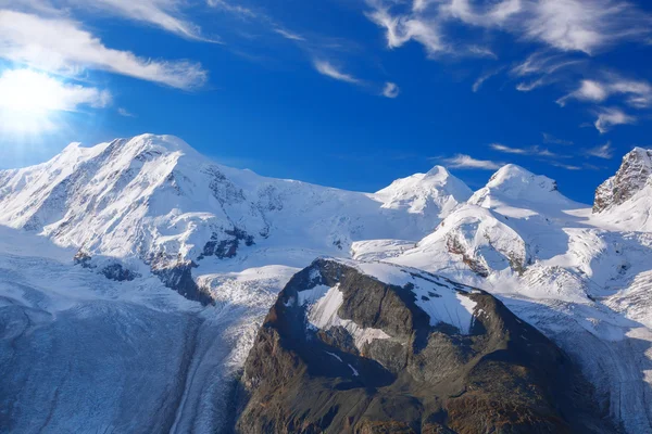 Zwitserse Alpen met gletsjers tegen blauwe hemel — Stockfoto