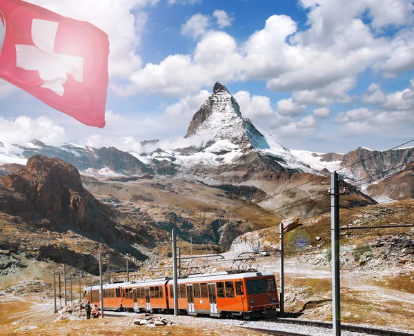 Пик Маттерхорн с поездом в швейцарских Альпах, Швейцария — стоковое фото