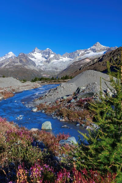 Alpes suíços com geleiras contra o céu azul — Fotografia de Stock