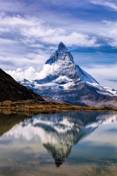 Matterhorn with relfection in Riffelsee, Церматт, Швейцария — стоковое фото