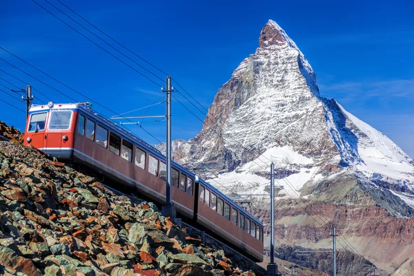 Matterhorn pico com um trem em Alpes suíços, Suíça — Fotografia de Stock