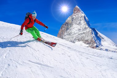 Matterhorn tepe İsviçre karşı yokuş aşağı kayak kayakçı