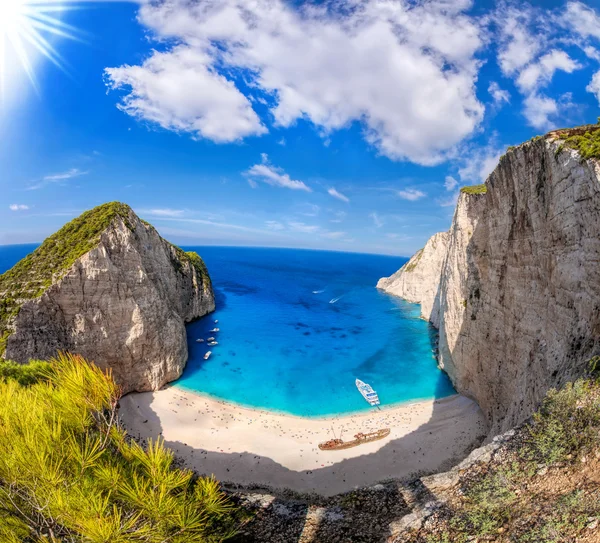 Famosa praia Navagio com naufrágio na ilha de Zakynthos, na Grécia — Fotografia de Stock