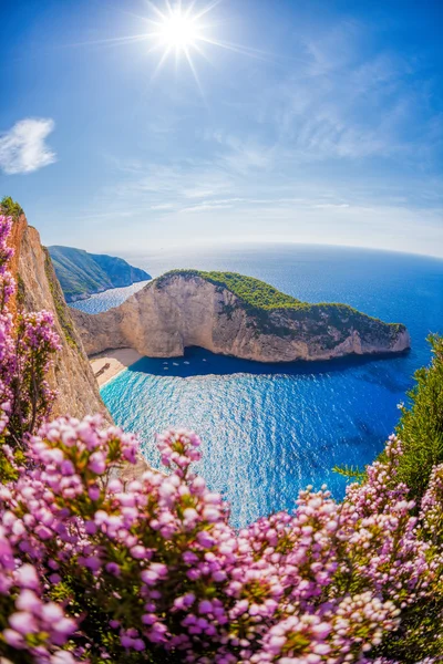 Slavná pláž Navagio s ztroskotání na ostrově Zakynthos v Řecku — Stock fotografie