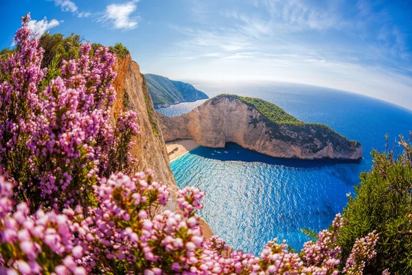 Slavná pláž Navagio s ztroskotání na ostrově Zakynthos v Řecku — Stock fotografie