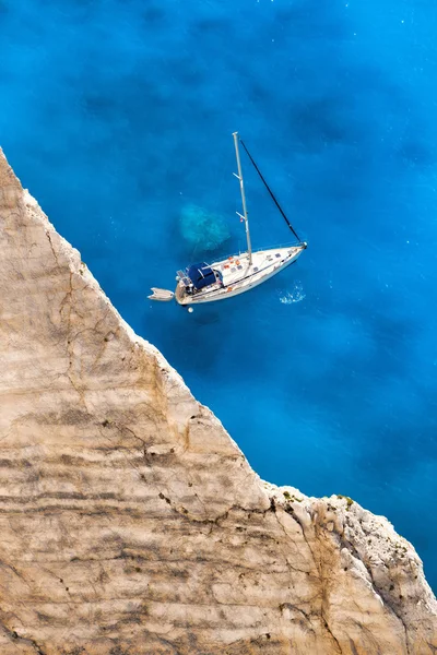 Yacht de luxe blanc contre mer azur — Photo