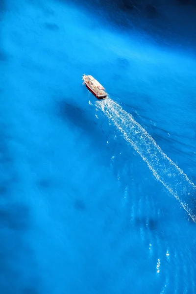 Imbarcazione a motore sul mare azzurro — Foto Stock