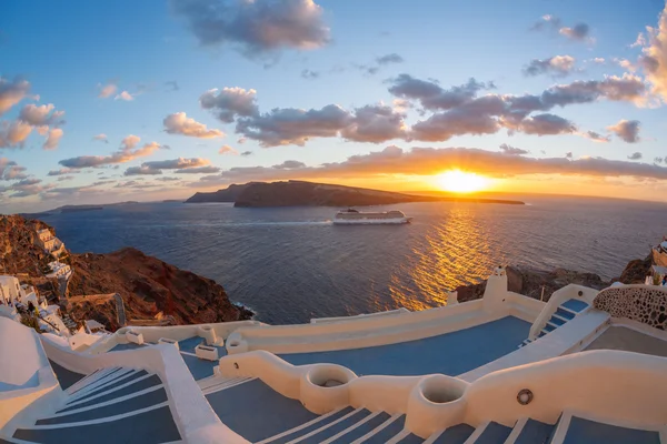 Isla de Santorini con increíble puesta de sol en el pueblo de Oia, Grecia — Foto de Stock