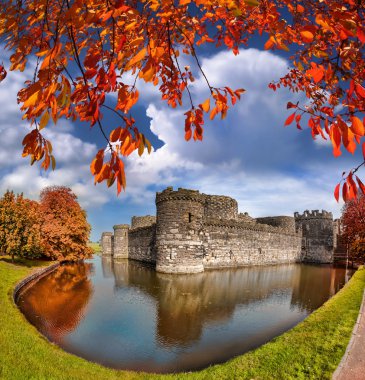 Ünlü Beaumaris Castle Anglesey, Kuzey Galler, Birleşik Krallık, kale Walesh serisi