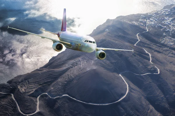 Avión sobre la isla de Santorini en Grecia — Foto de Stock