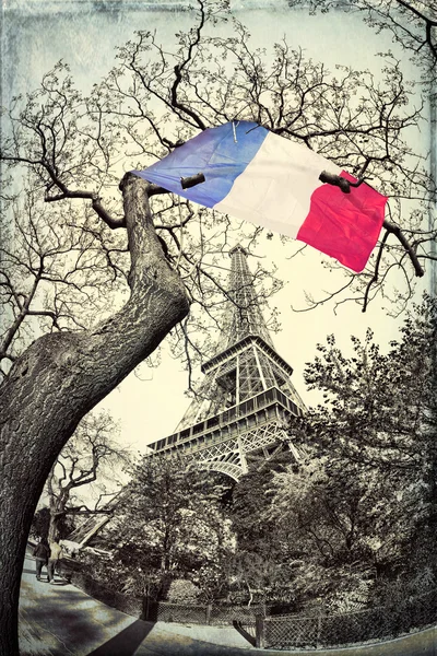 Eiffelova věž s francouzskou vlajku na stromě ve Francii — Stock fotografie