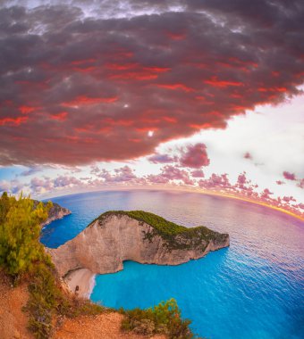 Navagio plaj çiçekli karşı günbatımı, Zakynthos island, Yunanistan