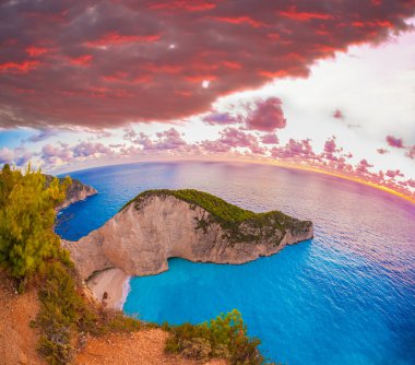 Navagio plaj çiçekli karşı günbatımı, Zakynthos island, Yunanistan