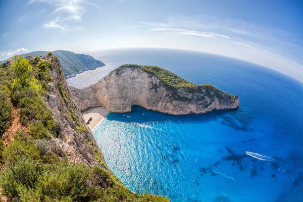 Yunanistan 'ın Zakynthos adasında gemi enkazı olan Navagio plajı — Stok fotoğraf