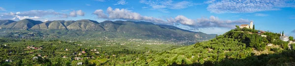 Gröna inre Zakynthos ön med by i Grekland — Stockfoto