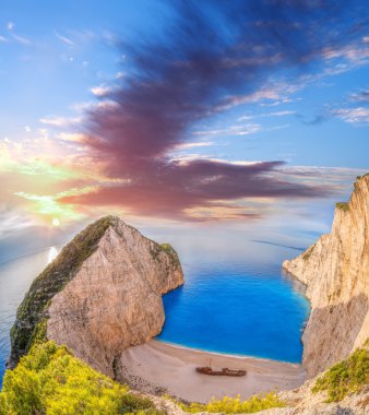 Yunanistan 'ın Zakynthos adasında gemi enkazı olan Navagio plajı