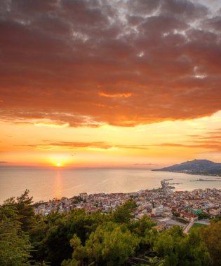 Zakynthos Adası Yunanistan için gündoğumu sırasında Zante şehir