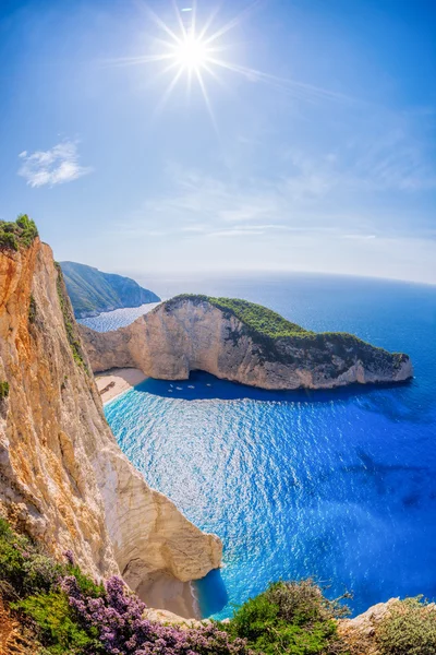 Pláž Navagio s vrakem na ostrově Zakynthos, Řecko — Stock fotografie