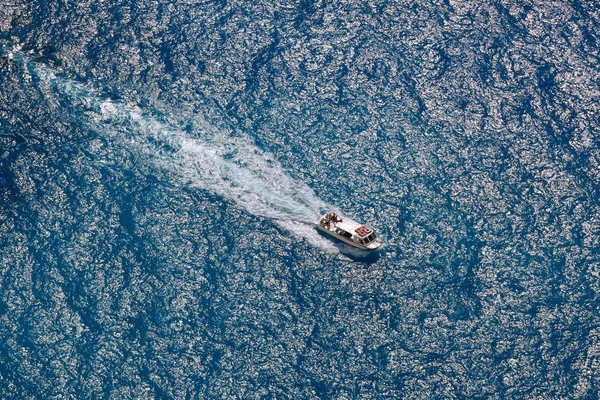 Motorboot auf azurblauem Meer — Stockfoto