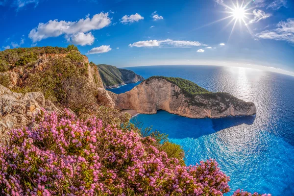 Yunanistan 'ın Zakynthos adasında gemi enkazı olan Navagio plajı — Stok fotoğraf