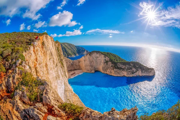 Yunanistan 'ın Zakynthos adasında gemi enkazı olan Navagio plajı — Stok fotoğraf