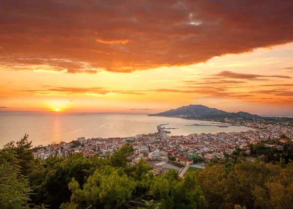 Zante stad tijdens zonsopgang op het eiland Zakynthos in Griekenland — Stockfoto